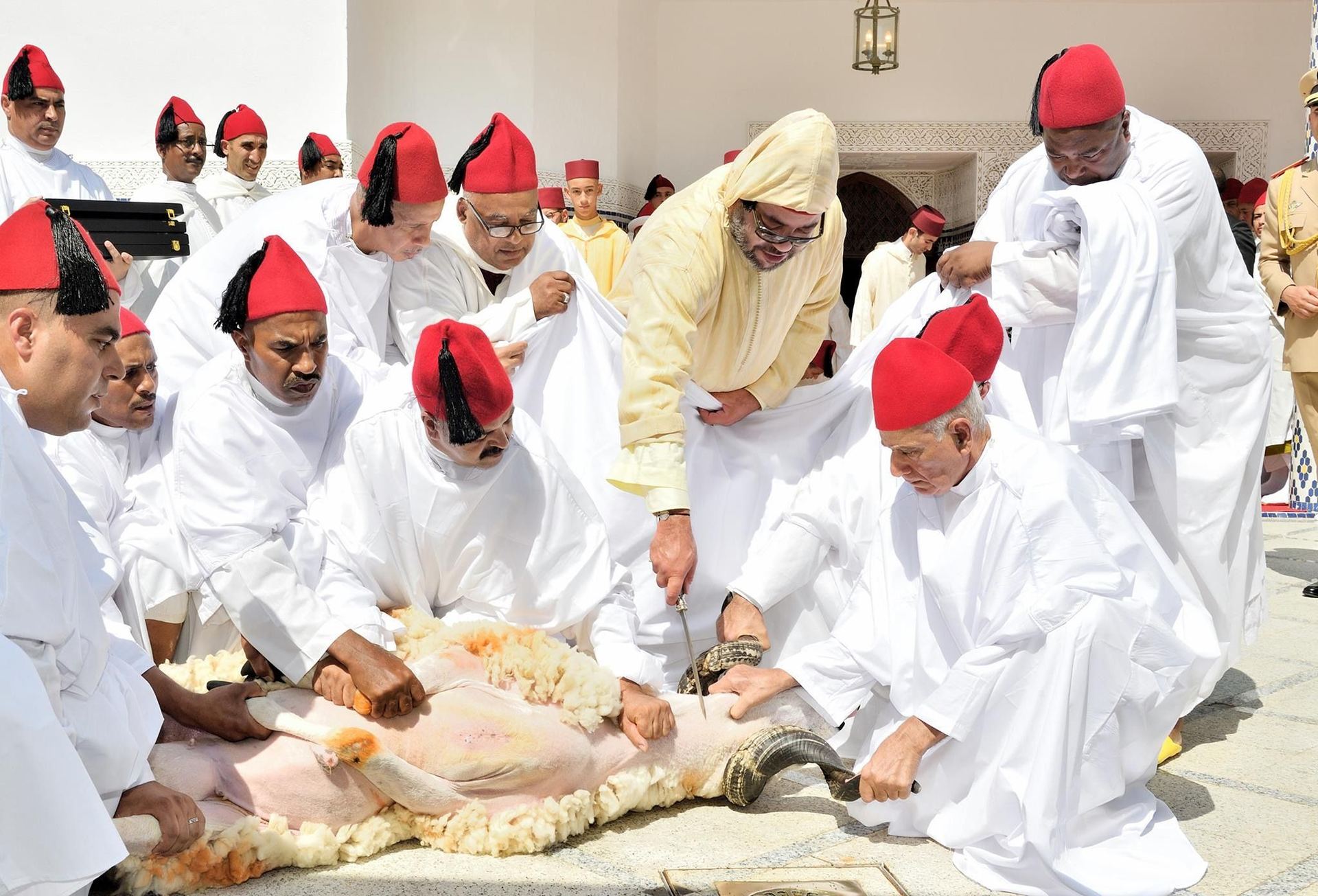 أمير المؤمنين صاحب الجلالة الملك محمد السادس نصره الله يؤدي صلاة عيد الأضحى المبارك